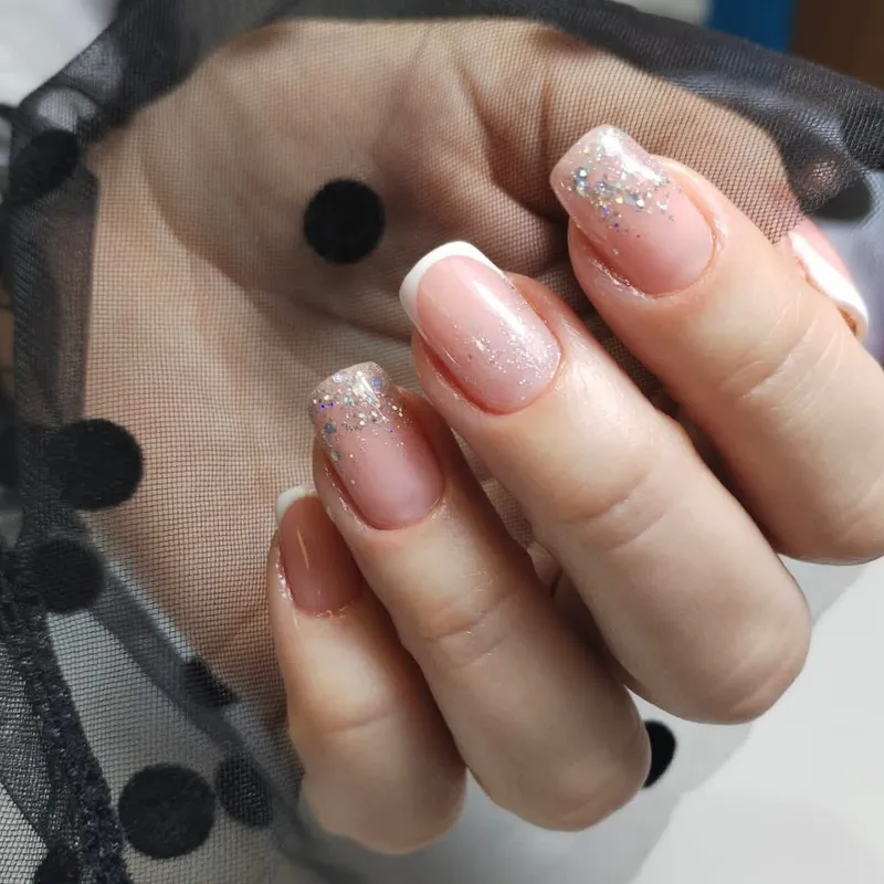 Manichiură french cu glitter la vârf