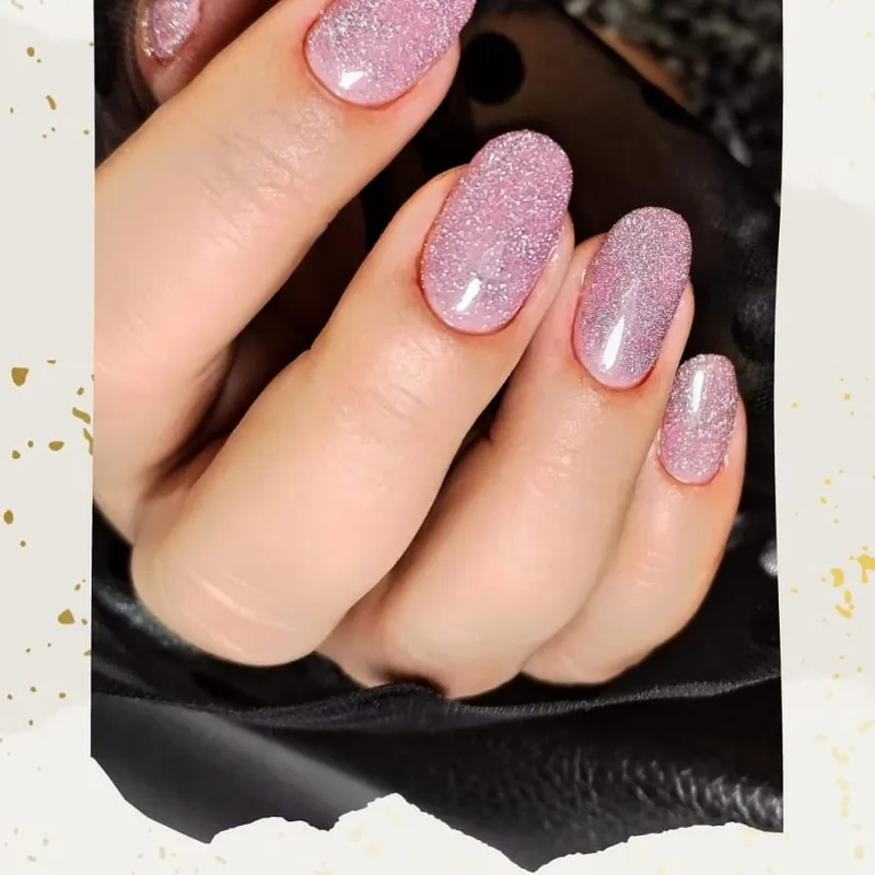Manichiură semipermanentă roz cu glitter