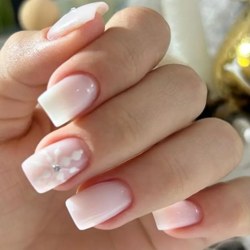 Unghii cu gel baby boomer cu floare 3D (rezoluție mică)